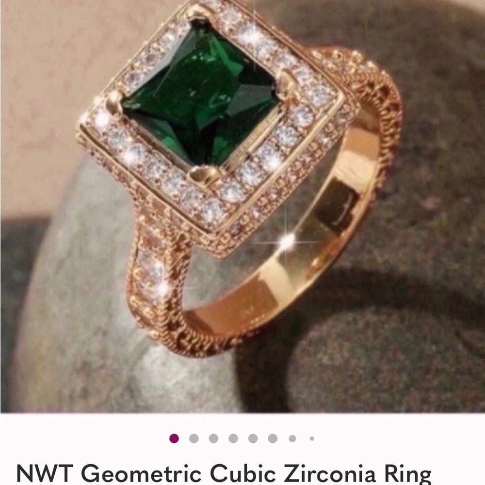 Luxurious Gold and Green Geometric Ring